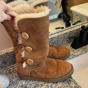 Authentic tall Bailey button uggs